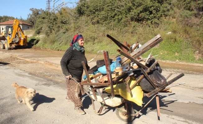 Nazmiye nine, hacca gitmek için hurda topluyor
