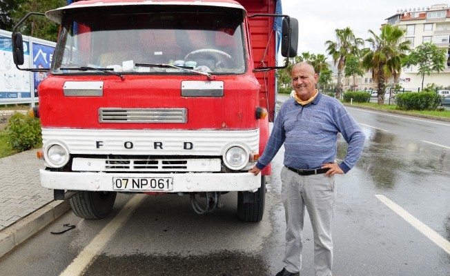 54 yaşındaki kamyonuna gözü gibi bakıyor